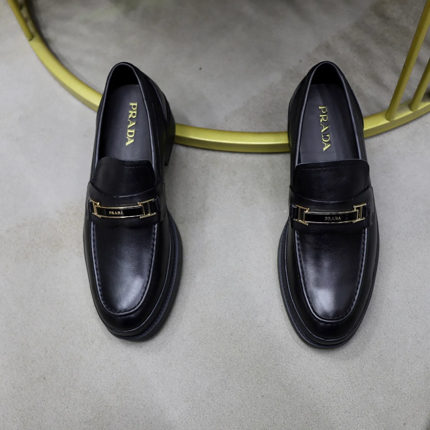 Men's shoes: 540💰🙅‍♂️🙅‍♂️🙅‍♂️ Brand: PRADA Standard code: Men's code 38-44 (45 can be customized) Grade: Same style as the official website Original order quality Material: Original cowhide surface Comfortable sheepskin lining Original outsole Style category: Men's fashionable casual leather shoes Distinguished big-name luxury elements Top luxury Color: actual picture color